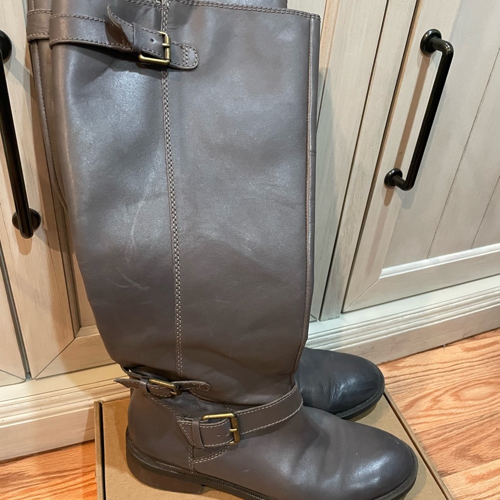 Size 9 Gray Boot - image 2